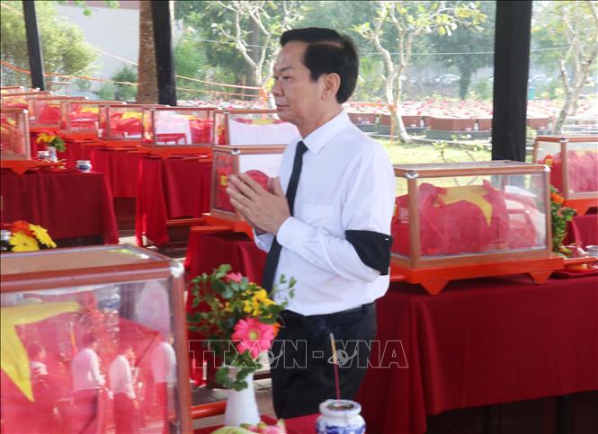 Ông Đỗ Thanh Bình, Ủy viên BCH Trung ương, Bí thư Thành ủy Cần Thơ viếng các hài cốt liệt sĩ. Ảnh: Ngọc Thiện - TTXVN 