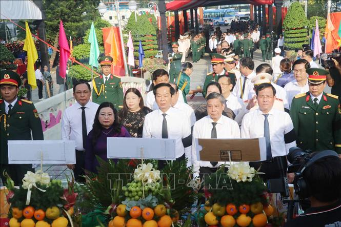 Lãnh đạo thành phố Cần Thơ dâng hương tại Tượng đài Nghĩa trang liệt sĩ thành phố. Ảnh: Ngọc Thiện - TTXVN 