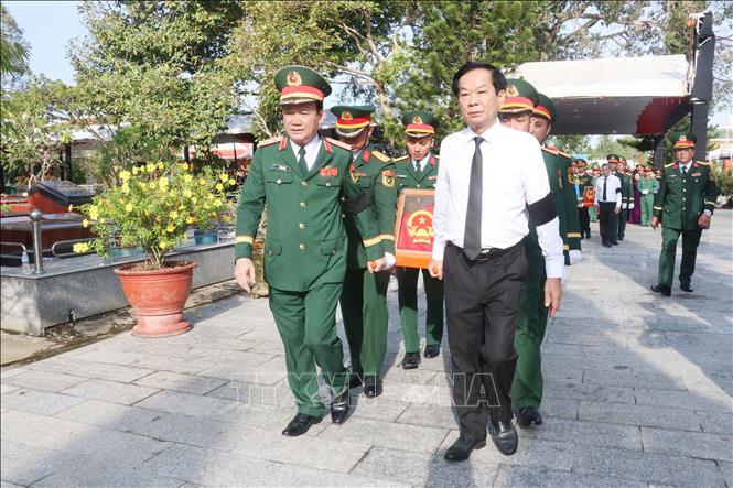 Bí thư Thành ủy Cần Thơ Đỗ Thanh Bình và Chính ủy Quân khu 9, Trung tướng Hồ Văn Thái di chuyển hài cốt liệt sĩ đến nơi an táng. Ảnh: Ngọc Thiện - TTXVN