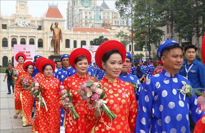 Các cặp đôi tham gia “Lễ cưới tập thể” năm 2026 tại Công viên Tượng đài Bác Hồ (phố đi bộ Nguyễn Huệ). Ảnh: Thanh Vũ - TTXVN