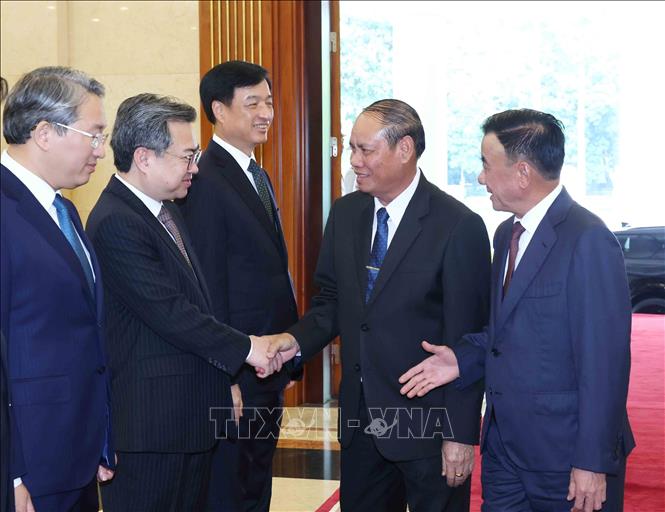 Đồng chí Trần Cẩm Tú, Uỷ viên Bộ Chính trị, Thường trực Ban Bí thư và đồng chí Vilay Lakhamphong, Uỷ viên Bộ Chính trị, Thường trực Ban Bí thư Lào với các đại biểu cấp cao Đảng Cộng sản Việt Nam. Ảnh: Phương Hoa - TTXVN