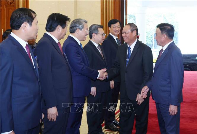 Đồng chí Trần Cẩm Tú, Uỷ viên Bộ Chính trị, Thường trực Ban Bí thư và đồng chí Vilay Lakhamphong, Uỷ viên Bộ Chính trị, Thường trực Ban Bí thư Lào với các đại biểu cấp cao Đảng Cộng sản Việt Nam. Ảnh: Phương Hoa - TTXVN