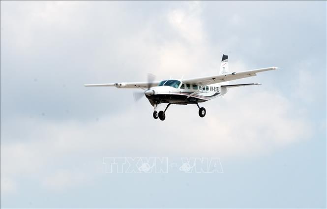 Máy bay Cessna 208 bay qua khu vực Cảng hàng không Quảng Trị trong chuyến kiểm tra kỹ thuật, phục vụ đánh giá các điều kiện bảo đảm an toàn hoạt động bay. Ảnh: Tá Chuyên - TTXVN