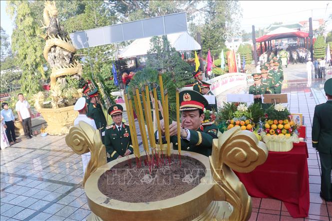 Trung tướng Hồ Văn Thái, Chính ủy Quân khu 9 dâng hương tại Tượng đài Nghĩa trang liệt sĩ thành phố Cần Thơ. Ảnh: Ngọc Thiện - TTXVN 