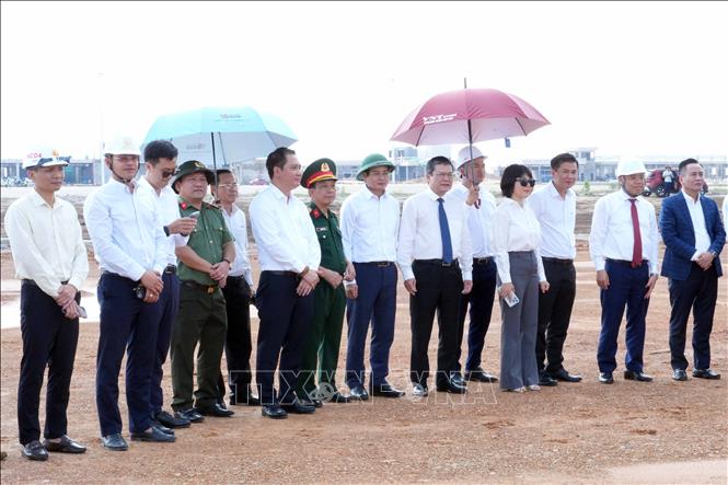 Lãnh đạo tỉnh Quảng Trị cùng đại diện các cơ quan, đơn vị liên quan theo dõi chuyến bay kỹ thuật đầu tiên kiểm tra an toàn tĩnh không và chướng ngại vật tại Cảng hàng không Quảng Trị ngày 15/10/2026. Ảnh: Tá Chuyên - TTXVN