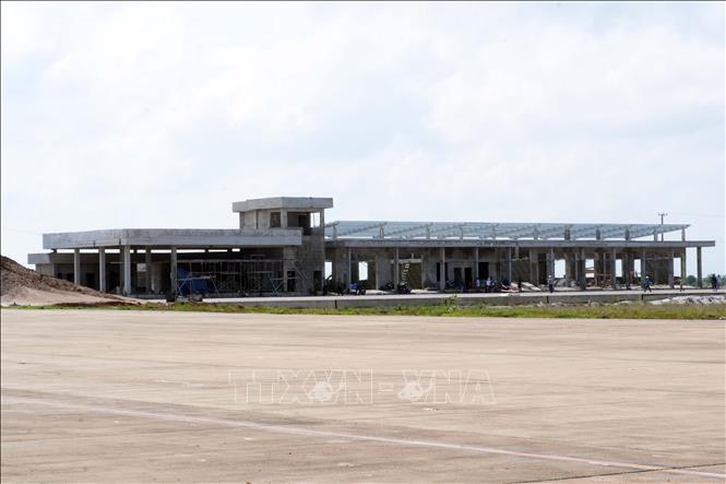 Các đơn vị thi công khẩn trương hoàn thiện hạng mục công trình tại Cảng hàng không Quảng Trị, góp phần bảo đảm tiến độ chung của dự án, hướng tới mục tiêu khai thác thương mại trong tháng 3/2027. Ảnh: Tá Chuyên - TTXVN