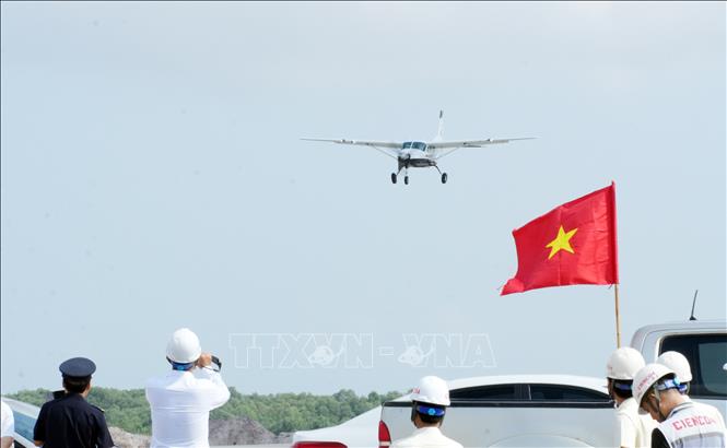 Máy bay Cessna 208 thực hiện chuyến bay kiểm tra an toàn tĩnh không tại Cảng hàng không Quảng Trị, đánh dấu bước tiến quan trọng trong quá trình hoàn thiện các điều kiện kỹ thuật, hướng tới khai thác thương mại vào tháng 3/2027. Ảnh: Tá Chuyên - TTXVN