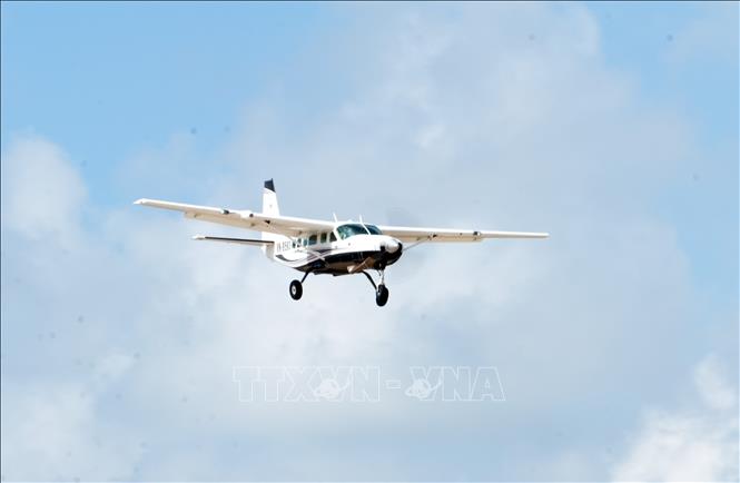 Máy bay Cessna 208 bay qua khu vực Cảng hàng không Quảng Trị trong chuyến kiểm tra kỹ thuật, phục vụ đánh giá các điều kiện bảo đảm an toàn hoạt động bay. Ảnh: Tá Chuyên - TTXVN