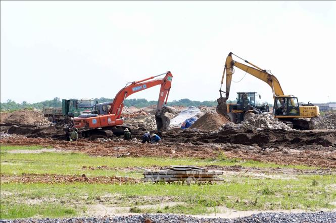 Các máy móc tập trung hoàn thiện các hạng mục tại Dự án Cảng hàng không Quảng Trị. Ảnh: Tá Chuyên - TTXVN