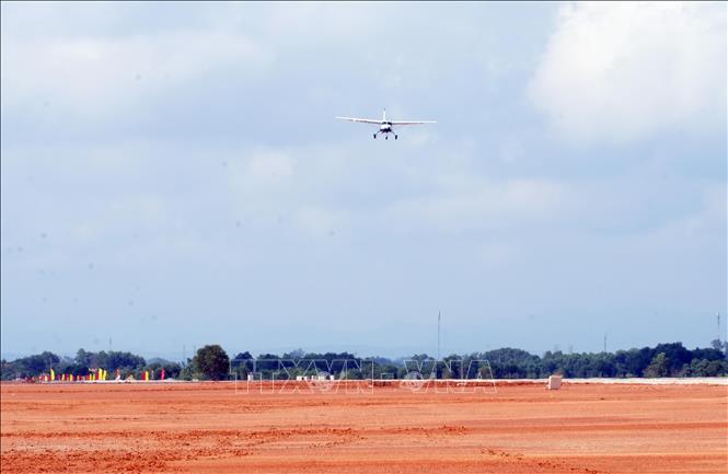 Máy bay Cessna 208, số hiệu VN-B593, thực hiện chuyến bay kiểm tra an toàn tĩnh không và chướng ngại vật tại Cảng hàng không Quảng Trị. Ảnh: Tá Chuyên - TTXVN