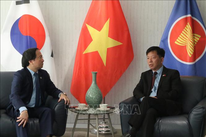 Đoàn Giáo sư và đại diện các trường Đại học Việt Nam tham dự ICIT 2026 do GS.TS. Trần Xuân Trường dẫn đầu, đến thăm và làm việc với Đại sứ Vũ Hồ tại Đại sứ quán Việt Nam ở Hàn Quốc. Ảnh: Trường Giang - PV TTXVN tại Hàn Quốc