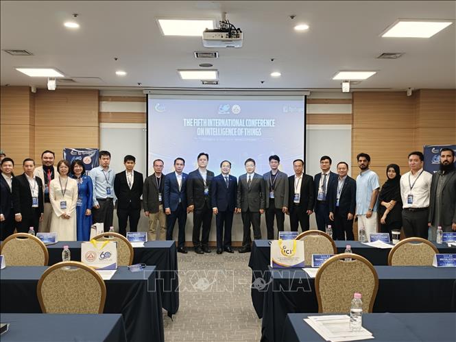 Các đại biểu tham dự hội thảo chụp ảnh lưu niệm. Ảnh: Đào Lâm - PV TTXVN tại Hàn Quốc