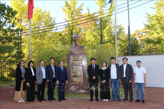 Đoàn Giáo sư và đại diện các trường Đại học Việt Nam tham dự ICIT 2026 cùng Đại sứ Việt Nam tại Hàn Quốc Vũ Hồ tại Tượng Bác Hồ trong khuôn viên Đại sứ quán. Ảnh: Trường Giang - PV TTXVN tại Hàn Quốc