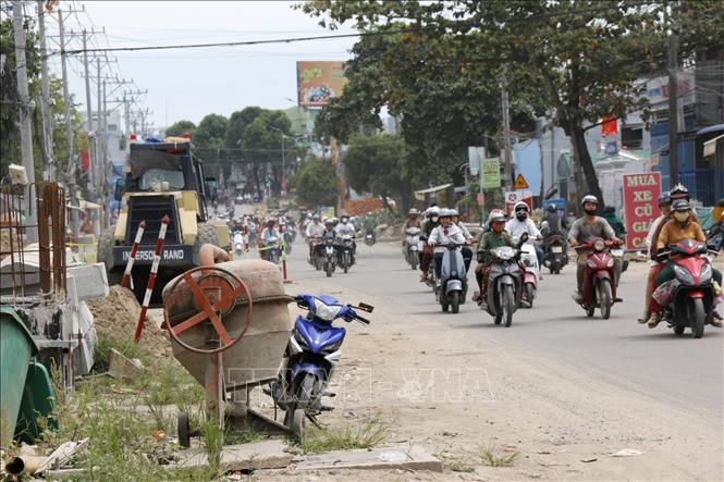 Đường Trần Quý Cáp (xã Tuyên Quang, phường Tiến Thành) có lưu lượng xe rất lớn, việc thi công chậm đã ảnh hưởng lớn đến việc lưu thông. Ảnh: Nguyễn Thanh – TTXVN