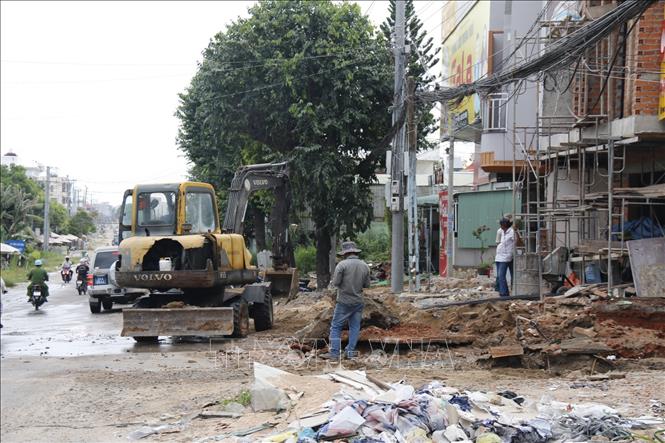 Đường Trần Quý Cáp (xã Tuyên Quang, phường Tiến Thành) nhiều điểm không vướng mặt bằng, nhưng việc thi công rất chậm ảnh hưởng đến việc lưu thông của người dân. Ảnh: Nguyễn Thanh – TTXVN