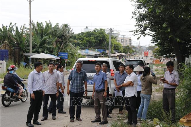 Đoàn công tác của UBND tỉnh Lâm Đồng kiểm tra thi công đường Trần Quý Cáp (xã Tuyên Quang, phường Tiến Thành). Ảnh: Nguyễn Thanh – TTXVN