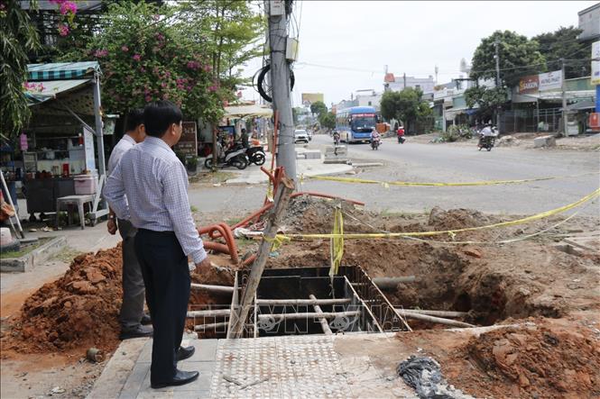 Đường Trần Quý Cáp (xã Tuyên Quang, phường Tiến Thành) có lưu lượng xe rất lớn, việc thi công chậm đã gây nguy hiểm đến việc lưu thông của người dân. Ảnh: Nguyễn Thanh – TTXVN