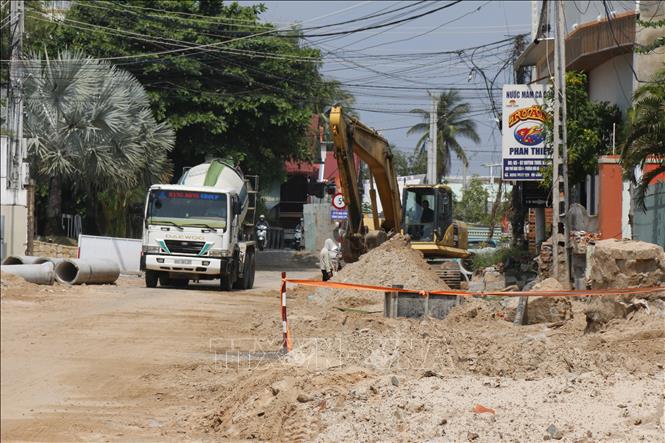 Dự án sửa chữa, nâng cấp đường Nguyễn Đình Chiểu và đường Huỳnh Thúc Kháng tại phường Mũi Né phải hoàn thành trong năm 2026 nhưng chỉ đạt khối lượng 45%. Ảnh: Nguyễn Thanh – TTXVN