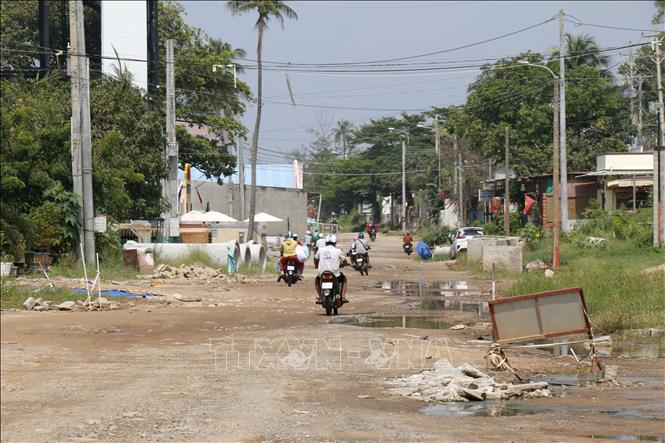 Dự án sửa chữa, nâng cấp đường Nguyễn Đình Chiểu và đường Huỳnh Thúc Kháng tại phường Mũi Né thi công rất chậm ảnh hưởng đến việc lưu thông của người dân và du khách. Ảnh: Nguyễn Thanh – TTXVN