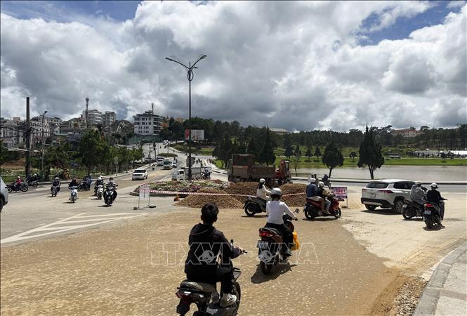 Nút giao đường Nguyên Tử Lực - Trần Quốc Toản (đoạn gần hồ lắng số 1 sát bên hồ Xuân Hương – Đà Lạt) được triển khai thi công, nâng cấp. Ảnh: Nguyễn Dũng – TTXVN
