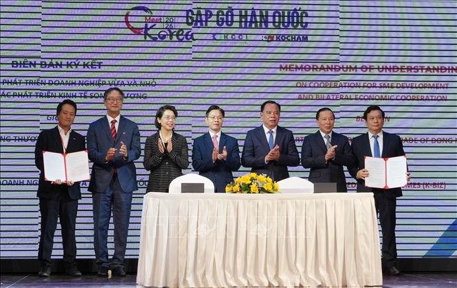 Ngành chức năng Đồng Nai và đối tác Hàn Quốc trao Bản ghi nhớ hợp tác. Ảnh: Công Phong - TTXVN