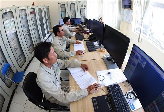 Ca trực vận hành sản xuất ở Nhà máy điện mặt trời Trung Nam – Thuận Nam của Công ty TNHH Điện Mặt Trời Trung Nam Thuận Nam, xã Thuận Nam, tỉnh Khánh Hoà. Ảnh: Vũ Sinh – TTXVN