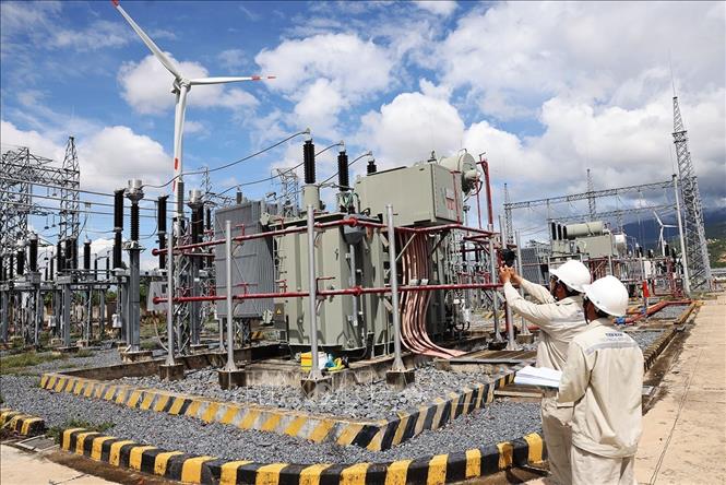Kiểm tra hệ thống điện ở trạm biến áp 110 kV khi đang vận hành sản xuất tại Nhà máy điện mặt trời Trung Nam – Thuận Nam của Công ty TNHH Điện Mặt Trời Trung Nam Thuận Nam, xã Thuận Nam, tỉnh Khánh Hoà. Ảnh: Vũ Sinh – TTXVN


 