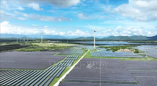 Cánh đồng điện mặt trời và điện gió của Công ty TNHH Điện Mặt Trời Trung Nam Thuận Nam ở xã Thuận Nam, tỉnh Khánh Hoà. Ảnh: Vũ Sinh – TTXVN