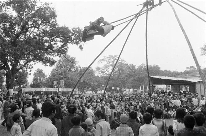 Chơi đu ở Văn Miếu - Quốc Tử Giám trong những ngày Tết năm Quý Hợi 1983. Ảnh: Nguyễn Tấn – TTXVN