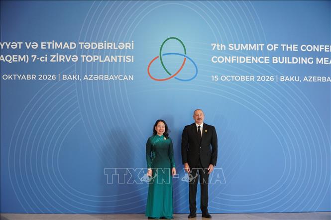 Tổng thống Azerbaijan chào mừng Phó Chủ tịch nước Võ Thị Ánh Xuân. Ảnh: Tâm Hằng - PV TTXVN tại SNG