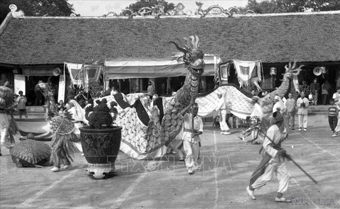 Hoạt động nghệ thuật dân gian tại Văn Miếu – Quốc Tử Giám đầu xuân Giáp Tuất (1994). Ảnh: Văn Hiền – TTXVN