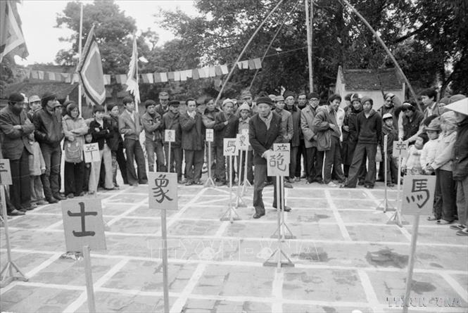 Thi đấu cờ tướng ở Văn Miếu - Quốc Tử Giám ngày 1 Tết Giáp Tý (2/1984). Ảnh: Nguyễn Tấn – TTXVN