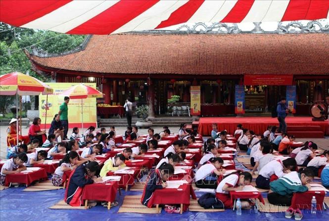 Một cuộc thi trạng nguyên nhí được tổ chức tại sân nhà Thái Học, Văn Miếu - Quốc Tử Giám. Ảnh: TTXVN