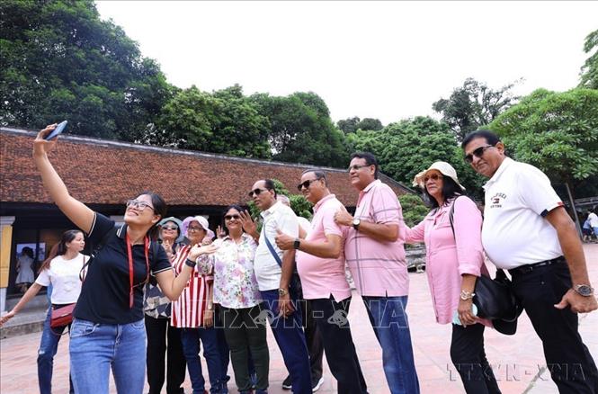 Văn Miếu – Quốc Tử Giám thu hút đông đảo du khách trong nước và quốc tế; đồng thời là nơi diễn ra nhiều hoạt động văn hóa, giáo dục, nghệ thuật. Ảnh: Văn Điệp - TTXVN