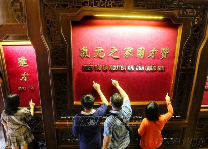 Nhiều phụ huynh và học sinh Hà Nội đến Văn Miếu - Quốc Tử Giám để cầu mong đạt kết quả tốt trong các Kỳ thi quan trọng (6/2023). Ảnh: Tuấn Đức - TTXVN