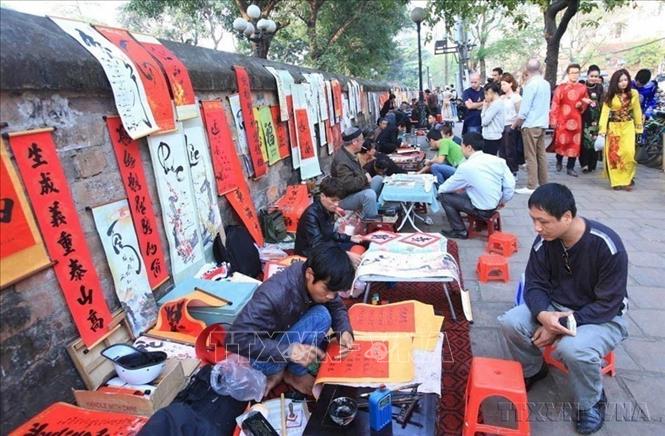 Xin chữ đầu năm tại Văn Miếu - Quốc Tử Giám. Ảnh: TTXVN
