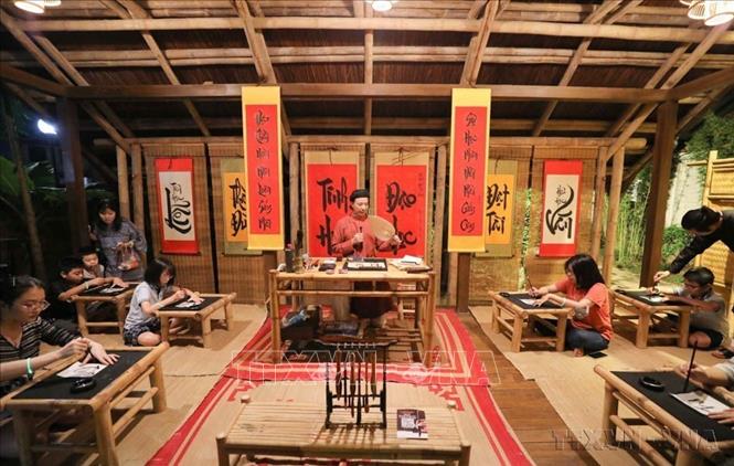 Tour đêm “Tinh hoa đạo học” đem đến cho du khách trải nghiệm mới, khác biệt, tạo điểm nhấn trong lòng du khách, biến nơi đây là điểm đến không thể bỏ qua của du khách khi đến với Thủ đô Hà Nội. Ảnh: Thanh Tùng - TTXVN