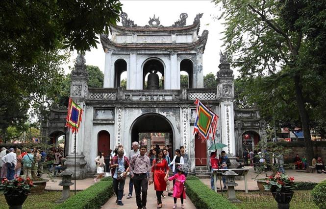 Du khách đến du xuân tại Văn Miếu - Quốc Tử Giám. Ảnh: Quốc Khánh - TTXVN