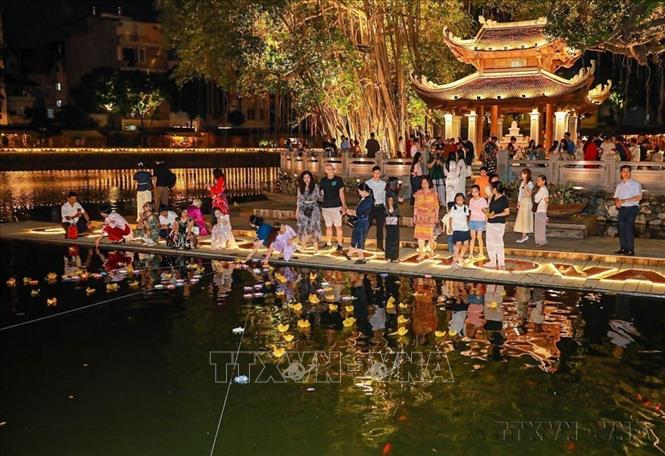 “Đêm hội Hoa đăng Hồ Văn – Văn Miếu” với chủ đề “Thắp đăng khai trí, gửi nguyện thành danh”, góp phần phát triển sản phẩm du lịch đêm của Thủ đô. Ảnh: Khánh Hòa – TTXVN