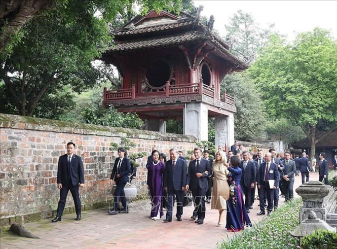 Văn Miếu – Quốc Tử Giám là điểm đến văn hóa, lịch sử được nhiều lãnh đạo, nguyên thủ quốc gia lựa chọn trong các chuyến thăm Việt Nam. Trong ảnh: Tổng Bí thư Tô Lâm và Phu nhân cùng Tổng thống Pháp Emmanuel Macron và Phu nhân đến thăm Văn Miếu - Quốc Tử Giám. Ảnh: Thống Nhất – TTXVN