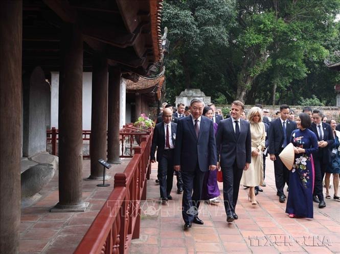 Tổng Bí thư Tô Lâm và Phu nhân cùng Tổng thống Pháp Emmanuel Macron và Phu nhân đến thăm Văn Miếu - Quốc Tử Giám (5/2025). Ảnh: Thống Nhất – TTXVN