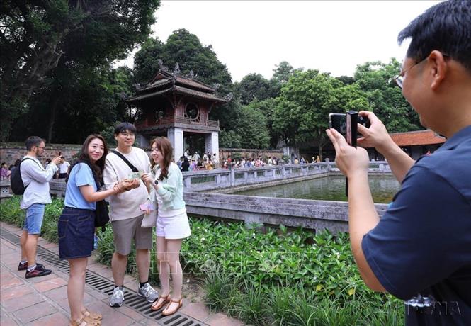 Văn Miếu – Quốc Tử Giám thu hút đông đảo du khách trong nước và quốc tế; đồng thời là nơi diễn ra nhiều hoạt động văn hóa, giáo dục, nghệ thuật. Ảnh: Văn Điệp - TTXVN