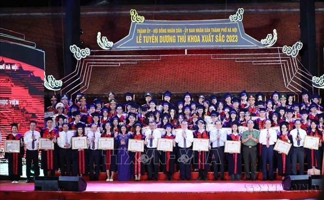  Lễ tuyên dương 96 thủ khoa xuất sắc tốt nghiệp các trường đại học, học viện trên địa bàn Thủ đô năm 2023 tại Văn Miếu - Quốc tử Giám. Ảnh: Minh Đức – TTXVN