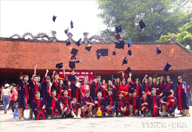 Trước thềm các kỳ thi quan trọng, đông đảo sĩ tử và phụ huynh đến Văn Miếu – Quốc Tử Giám dâng hương, tưởng nhớ các bậc hiền nhân, cầu mong may mắn và đạt kết quả cao trong kỳ thi (6/2023). Ảnh: Hoàng Hiếu - TTXVN