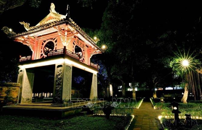 Các hình thức trình chiếu công nghệ và trải nghiệm số tại Văn Miếu - Quốc Tử Giám đang mở thêm cách tiếp cận di sản, kết nối kiến trúc cổ kính với công chúng đương đại. Ảnh: TTXVN
