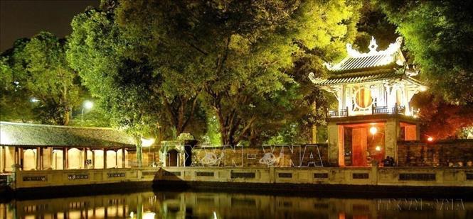 Không gian Văn Miếu – Quốc Tử Giám hôm nay gợi lại hành trình hình thành của một thiết chế giáo dục có vị trí đặc biệt trong lịch sử Việt Nam. Văn Miếu được xây dựng năm 1070; Quốc Tử Giám được thành lập năm 1076. Ảnh: TTXVN