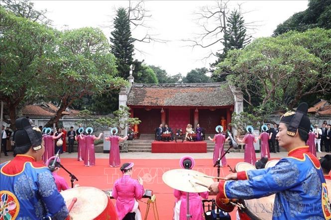 Văn Miếu – Quốc Tử Giám là điểm đến văn hóa, lịch sử được nhiều lãnh đạo, nguyên thủ quốc gia lựa chọn trong các chuyến thăm Việt Nam. Trong ảnh: Tổng Bí thư Tô Lâm và Phu nhân cùng Tổng thống Pháp Emmanuel Macron và Phu nhân thưởng lãm chương trình biểu diễn Nhã nhạc Cung đình Huế tại Văn Miếu – Quốc Tử Giám. Ảnh: Thống Nhất – TTXVN