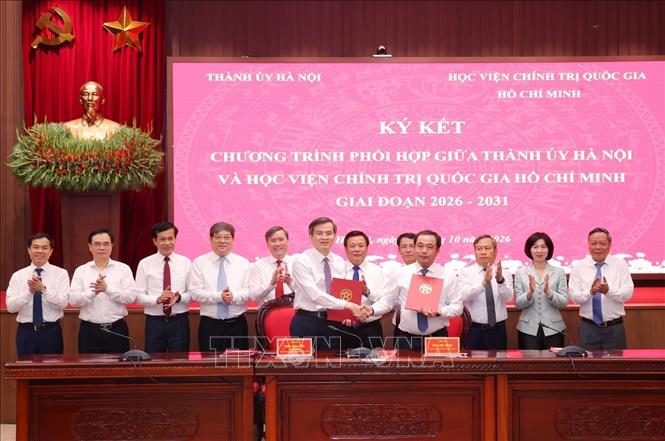 Đồng chí Trần Đức Thắng, Ủy viên Bộ Chính trị, Bí thư Thành ủy Hà Nội và PGS.TS Đoàn Minh Huấn, Ủy viên Bộ Chính trị, Giám đốc Học viện Chính trị quốc gia Hồ Chí Minh ký văn kiện Chương trình phối hợp giai đoạn 2026 – 2031 giữa Thành ủy Hà Nội và Học viện Chính trị quốc gia Hồ Chí Minh. Ảnh: Văn Điệp - TTXVN