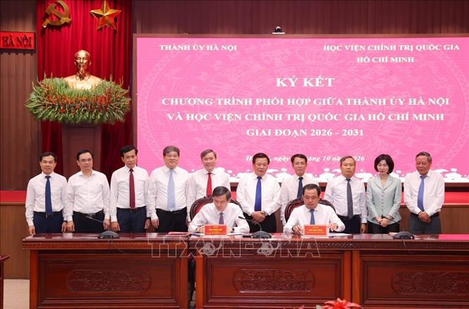 Đồng chí Trần Đức Thắng, Ủy viên Bộ Chính trị, Bí thư Thành ủy Hà Nội và PGS.TS Đoàn Minh Huấn, Ủy viên Bộ Chính trị, Giám đốc Học viện Chính trị quốc gia Hồ Chí Minh ký văn kiện Chương trình phối hợp giai đoạn 2026 – 2031 giữa Thành ủy Hà Nội và Học viện Chính trị quốc gia Hồ Chí Minh. Ảnh: Văn Điệp - TTXVN