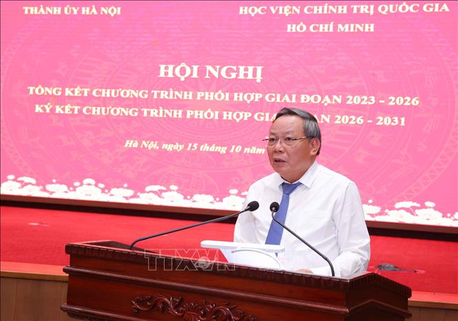 Phó Bí thư Thành ủy Hà Nội Nguyễn Văn Phong báo cáo tại hội nghị. Ảnh: Văn Điệp - TTXVN